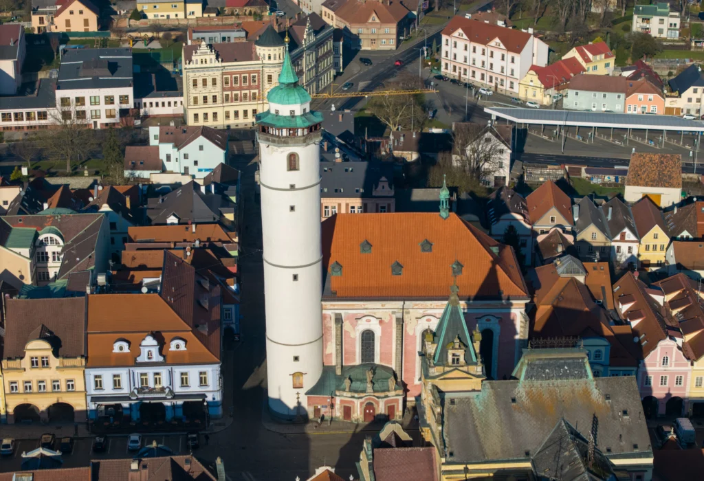 Pohled na Domažlice a okolní krajinu