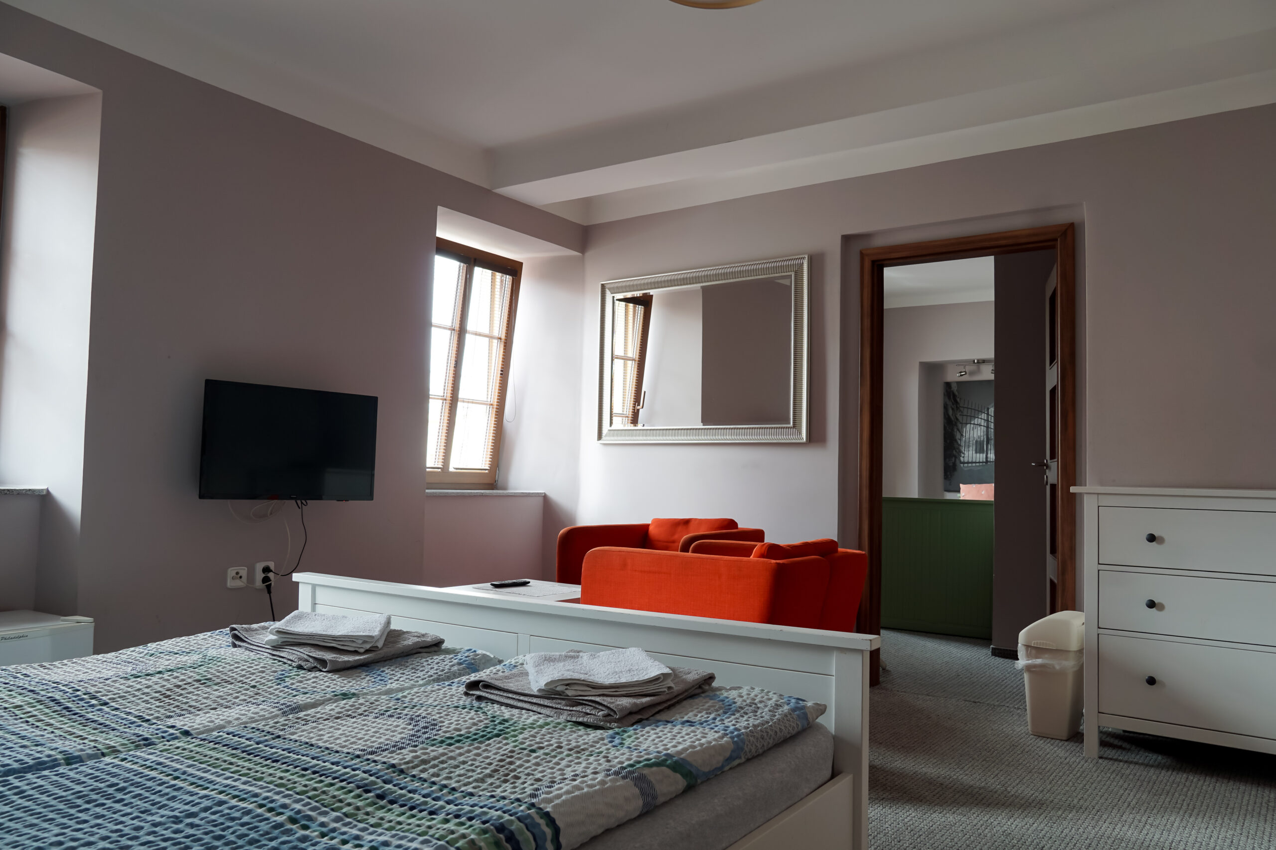 Trojlůžkový a čtyřlůžkový pokoj